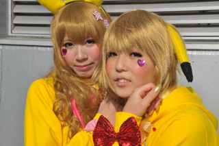 Illustration for article titled Three Bayonettas, One In Athletic Gear, And Dueling Pikachu Girls